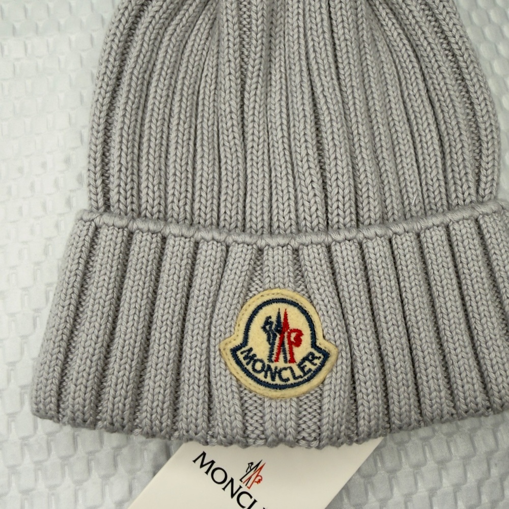 MONCLER WOMEN'S LIGHT GRAY RIBBED KNIT BEANIE W/ POM POM -SAME DAY SHIP - Picture 2 of 5